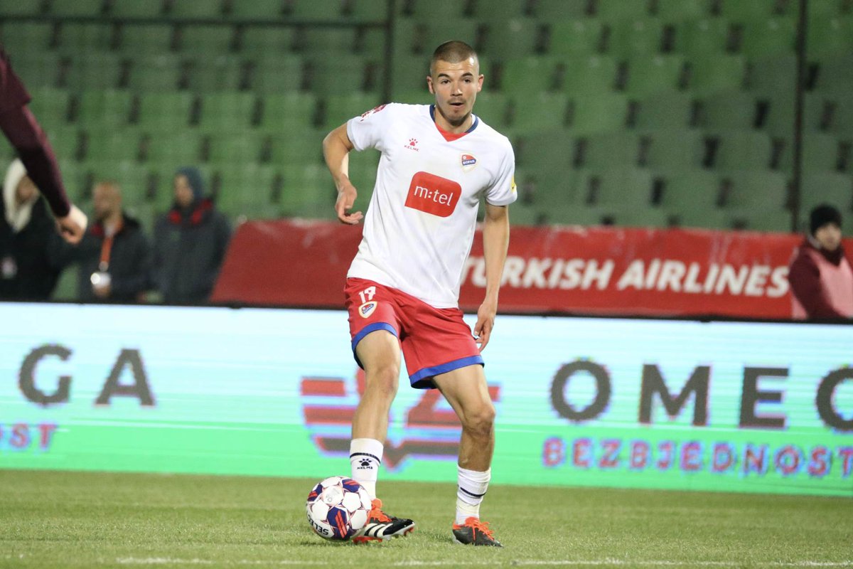 ivanst_scout's tweet photo. 📊 Skaut analiza, David Vuković

👤 Igrač: David Vuković
🌍 Nacionalnost: 🇧🇦, 🇷🇸
🎂 Datum rođenja: 21.12.2003
ℹ️ Klub: Borac Banja Luka
♟️ Pozicija: LW
🦶 Dominantna noga: Desna
💰 TM vrijednost: 600k €
📝 Ugovor: 31.05.2027
👕 Broj dresa: #10
🗓 Datum analize: 04.09.24'

✍️ Karijera
▪️Vuković je svoj debi ostvario 2021. godine protiv Slobode iz Tuzle. U 2022. godini bio je na posudbi u Laktašima, a 2024. se vratio u Borac. Od povratka, Vuković je standardni igrač u klubu i odigrao je skoro svaki prvenstveni susret. Prošle godine je osvojio sa klubom titulu u BiH

⚽️ Tehničke karakteristike
▪️Kontrola lopte i dribling: Vuković se ističe kontrolom lopte i driblingom, posebno u situacijama 1 na 1, tehnički odličan
▪️Udarac: Snažan i precizan, što je rezultiralo spektakularnim golovima prošle sezone. Solidan izvođač prekida
▪️Centaršut: Sposoban centrirati sa obje noge, što daje novu dimenziju u njegovoj napadačkoj igri

🦾 Fizičke karakteristike
▪️Visina: 1.87 cm
▪️Snaga i stabilnost: Iako je visok, fizička snaga i stabilnost je područje u kojem se mora poboljšati, pogotovo kada mora istrpiti duel u fazi posjeda lopte
▪️Energija: Pokazuje visok nivo energije i agresivnosti, ima dovoljno energije da igra u oba pravca, po mom mišljenju je prerastao BiH ligu

📋 Taktičko razumijevanje
▪️Pozicioniranje i kretanje: Područje gdje ima prostora za napredak. Njegova kretanja bez lopte u fazi obrane i pozicioniranje nisu na najvišoj razini i na tome bi trebao raditi
▪️Odluke i anticipacija: Poboljšanje u donošenju odluka i predviđanje situacija na terenu moglo bi dodatno unaprijediti njegovu igru

🧠 Mentalne karakteristike
▪️Smisao za igru i nogometna inteligencija: Ima smisla za suradnju, kombinatoriku i igru, snalazi se na malom prostoru, vidi se da je igrao nogomet 'na ulici', nogometna inteligencija solidna, razumije kada igrati jednostavno, a kada preuzeti rizik. Procjenjujem da je izrazito talentiran igrač
▪️Mentalitet: Načinom igre pokazuje neprekidnu želju za pobjedom i maksimalno zalaganje

📊 Wyscout Data

➡️ Očekivane asistencije (xA) i dodavanje u završnoj trećini: Sa visokim postotkom uspješnosti pametnih dodavanja (86%), jasno je da Vuković ima vrlo dobar pregled igre i sposobnost kreiranja šansi. Ukazuje na visok smisao za igru, nogometnu inteligenciju i kreativnost u fazi napada

➡️ Progresivna dodavanja i progresivno vođenje lopte: Oba sa elitnim postotkom od 86%, pokazuje da je Vuković vrlo dobar u stvaranju pritiska na protivničku obranu sa loptom i posjedom

➡️ Kratki i srednji pasovi: Postiže elitan postotak. Ovo ukazuje na njegovu sposobnost distribuiranja lopte, što je ključno za povezivanje igre i održavanje posjeda

➡️ Defanzivni učinak: Sa postotkom od 86% u defanzivnim akcijama, ukazuje na njegov angažman u oba smjera, posebno u presingu i vraćanju posjeda

➡️ Učinkovitost u šansama: Iako broj postignutih golova nije među najboljima, impresivan je njegov postotak uspješnosti šuteva u okvir gola (89%), što pokazuje dobru preciznost kada odlučuje pucati na gol

➡️ Zračni dueli: Jedna od očitih slabosti je uspješnost u zračnim duelima, na niskih 34%. Ovo je segment na kojem bi morao raditi kako bi bio još kompletniji igrač

➡️ Dueli na terenu: Pokazuje slabosti, sa postotkom od 32%. Ukazuje na potrebu za poboljšanjem fizičke snage u duel igri

➡️ Postizanje golova: Njegov učinak u postizanju golova (npxG) je prosječna stavka. To sugerira da iako stvara prilike i šutira precizno, nije često u pozicijama za jednostavno postizanje golova. Ova varijabla često ovisi o ukupnoj igri momčadi i suigračima

📒 Zaključak:
▪️David Vuković je talentiran igrač, odličan u tranziciji, igri 1 na 1. Opasan za gol i nepredvidljiv. Dovoljno je kreativan za krilo. Postoji prostor za poboljšanje u taktičkom razumijevanju u fazi obrane i fizičkoj snazi. Eksplozivnost i sposobnost igranja u oba smjera čine ga izuzetno korisnim za tranzicijsku igru. Vuković ima potencijal postati još bolji igrač na međunarodnoj sceni u jačim ligama