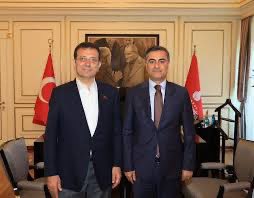 nedimsener2010's tweet photo. Ekrem İmamoğlu: “Kafamı yastığa titreyerek koyuyorum. Ben yarın sabah görevimi nasıl en iyi yapacağım, Atatürk’e şehitlerimize gazilerimize nasıl layık olacağım diye başımı yastığa koyuyorum.”

…Sonra İBB’ye gidiyorum, “PKK sizi tükürüğü ile boğar” diyen PKK/DEM’li Abdullah Zeydan ile Atatürk resmi önünde poz veriyorum, yapraklar bile beni alkışlıyor….
NASIL OLSA KİTLE MÜSAİT
