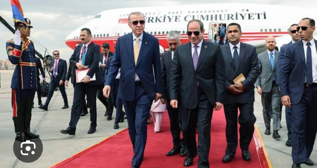 ibrahimkaragul's tweet photo. TÜRKİYE-MISIR YAKINLAŞMASI; 

İKİ ÜLKE NEDEN BUNA MECBUR? 

1- Bölgemizde birkaç yıl öncesine göre yepyeni tehditler ortaya çıktı. Gazze bize soykırımın ötesinde başka şeyler de anlattı. Türkiye dahil bütün ülkeler, bu yeni tehditlere göre yeni pozisyonlar alıyor. 

2- Mısır, Türkiye, Lübnan, Filistin, Yemen, Irak açıkça tehdit ediliyor. Sadece İsrail tarafından değil, ABD ve Avrupa cephesi tarafından...

3- Türkiye’nin Güney sınırları (Irak-Suriye), Mısır’ın Doğu sınırı (Sina Yarımadası) artık doğrudan tehdit altında. Doğu Akdeniz’den Ege’ye, Libya’dan Mısır ve İskenderun’a her yer Batı için bir istila alanı olarak belirlenmiştir.

4-  Öyleyse Türkiye, Mısır, Libya, Cezayir hattında yepyeni bir güç kalkanı inşa etmek zorunlu hale gelmiştir. Askeri ortaklıkların Doğu Akdeniz’den Kuzey Afrika’ya, Kızıldeniz’de Somali’ye kadar ulaşması, bir koruma kalkanı formatlanması acil ihtiyaçtır.

5- İsrail’in Gazze’den sonra Batı Şeria’ya, sonra da Lübnan ve Sina Yarımadası’na yöneleceği artık nettir. Bu durum Mısır’ı ciddi oranda endişelendirmektedir. Aslında Gazze’de direnenler hem Mısır hem de Anadolu için bir direnç hattı oluşturmaktadır.

6- Bu yüzden de Filistin halkı, Gazze’deki savaşçılar acilen silahlandırılmalı, açık ya da örtülü her türlü askeri destek tereddütsüz sağlanmalı, bu direnç hattına olağanüstü güç verilmelidir.

7- İsrail'le ve arkasındaki Batılı istila projeleriyle mücadele sınırlarımızın sıfır noktasından yapılamaz. Türkiye için Gazze, Golan, Lübnan ana savunma hatlarımızdır. Mısır için Gazze ve Sina ölümcül cephe hatladır. 

8- Doğu Akdeniz’de ABD, İsrail ve Avrupa değil. Türkiye, Mısır, Suriye olmalıdır. Buralar bizim denizimizdir. Adalar Denizi bizim denizimizdir.

9- Mısır’ın, BAE’nin İsrail ve Yunanistan ile yürüttüğü Akdeniz merkezli ortaklık çökmüştür. Bu ülkeler ve Suudi Arabistan, Batı’dan gelen yeni tehditlere göre yeniden pozisyon aramaktadır. Türkiye’nin durduğu yer, hepsi için en güvenli alandır.

10-  Türkiye ve Mısır, sadece ekonomik ve siyasi değil, çok daha acil biçimde askeri/savunma alanında ortaklıklar oluşturmalı. Türkiye, Mısır savunmasına her türlü desteği vermeli. Zira bu ortaklık Doğu Afrika güvenliğini de sağlayacak, Libya ve Sudan’daki bölünmelere engel olabilecektir.

11- Mısır’la ortaklıklar inşa edilirken Suriye’de çözüm çok daha kararlı biçimde yürütülmeli, Türkiye’nin Güney sınırları kalıcı olarak güvenceye alınmalıdır. Bu bölgelerde hiçbir terör örgütünün, hiçbir yabancı gücün kalmaması ana hedef olmalıdır.

12- ABD-İngiltere-İsrail merkezli bölgesel projelerin ülkelerimizde pazarlanmasına artık bir dur denilmelidir. Güneyimizdeki bütün harita çalışmaları bu ülkelerin projeleri olarak pazarlanmış, sonunda bütün coğrafya parçalanmış, Türkiye tehdit edilir hale gelmiştir.

13- Türkiye’nin ana gücü bölgesel ortaklıklar üzerinden yükselecektir. Türkiye ortaklarıyla birlikte yükselen bir ülkedir. Dar ideolojik taraf tutmalar göre, ülkelerin ideolojik ve siyasi durumlarına göre değil, jeopolitik gerçeklere göre, harita savaşlarına göre bir yol izlenmelidir. 

14- Coğrafyamız kalıcı, rejimler değişkendir. Öyleyse bilgelik, kalıcı olana yatırım yapmaktır. Biz, yüzyıllara dayanan “Devletler Sürekliliği”mizi hep bu akılla yürüttük.

15- Bundan önce Batılı tehditler ülkelerimizi sindirir, diz çöktürürdü. Şimdiki Batılı yeni tehditler, ülkelerimizi yakınlaştırmalı, güç ortaklıkları inşasına zorlamalıdır.

16- Öyle görünüyor ki; Türkiye ve Mısır arasındaki hızlı yakınlaşma, ekonomiden çok askeri/savunma alanında kendini gösterecektir. Çünkü, tehdit ciddidir ve çok yakındır!

17- Unutmayın; Batı dünyanın kaynaklarını hızla kaybediyor. Tabi küresel iktidar alanını da. Bunu kaybetmemek için olağanüstü çılgınlıklara yönelecek. Ve bu kıyamet savaşı projelerini ilk önce bizim coğrafyadan başlatacaktır.

18- Öyleyse, yeryüzünün merkezini, medeniyetlerin ana vatanını savaşlardan uzak tutmak, yüzlerce yıl geleceğin güvencesi olacaktır. Savaşları bölgemiz dışına itmek, bölge ülkeleri için en ileri hedef olmalıdır. Buna mecburuz. 

19- Bu da, kan davalarını bir kenara bırakmakla mümkün olacaktır! Yoksa; coğrafyadaki hiç bir ülke tek başına bu fırtınaya direnemeyecektir. Eğer 21. yüzyıl için bir akıl kuracaksak bu böyle olmalıdır...