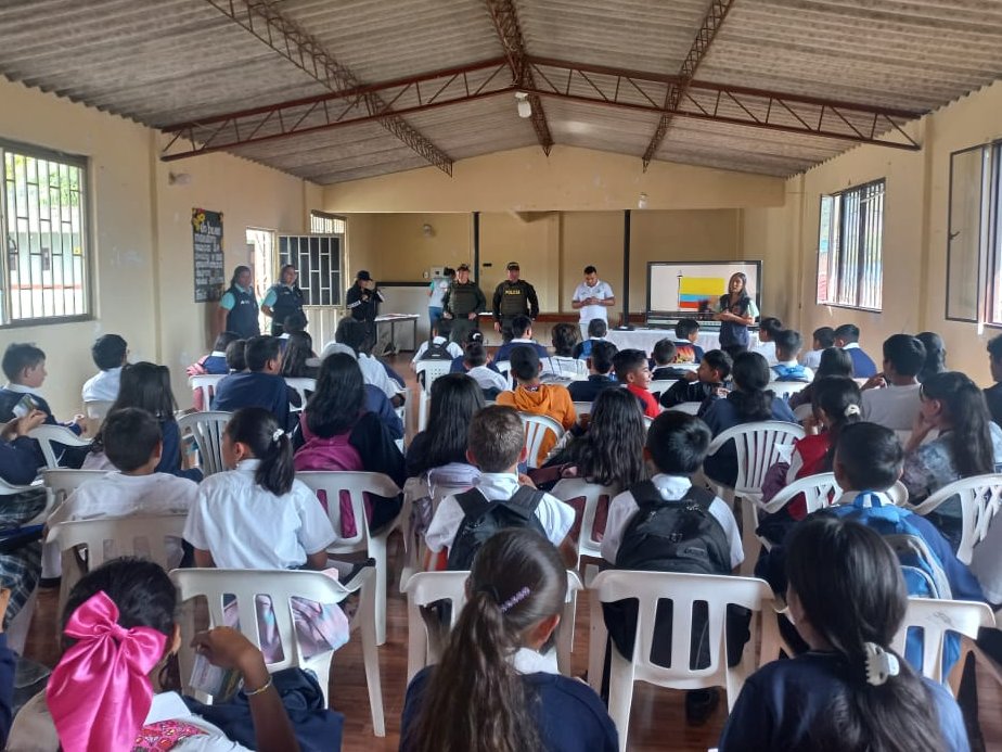 PoliciaCasanare's tweet photo. #Sacama Policía Nacional, realiza Acompañamiento con las entidades político administrativas en la IE Antonio Nariño sobre el no al reclutamiento forzado N.N.A. Campañas en prevención al hurto a personas, comercio, residencias y la extorción #YoNoPagoYoDenuncio
#DiosYPatria https://t.co/ca1C7g6hyw