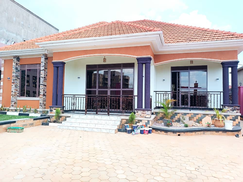 4Ezrah's tweet photo. @DMugumisa @SimonKaggwaNjal BRAND NEW 🏠 HOUSE FOR SALE!!
LOCATION IN # KIRA- NSASA 
Has,# 🛏️ #3Bedrooms,#3Bathrooms 🛁 1boys quarter At 370m negotiable 
Sited on #14decimals at 
Ready private Milo land title https://t.co/z4EFegw335