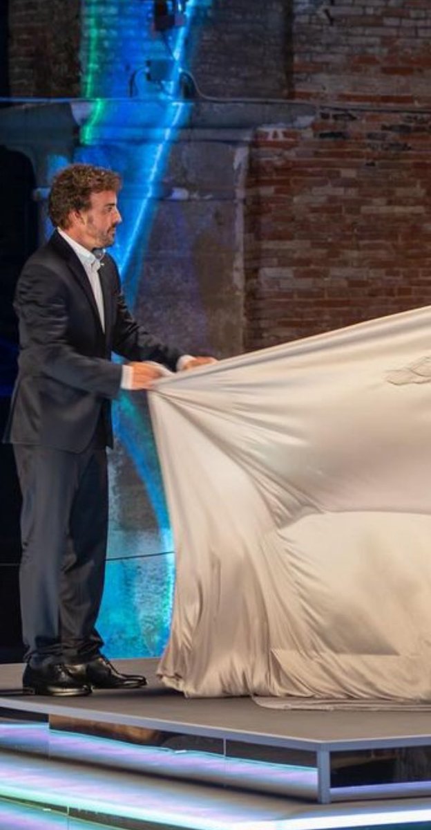 LadyPaddock13's tweet photo. @alo_oficial confírmame que el traje este te lo mando una marca a último momento, un talle más grande? Porque no puedo creer q no hayas conseguido a alguien que te haga el dobladillo del pantalón! https://t.co/cAYUIQWIiy