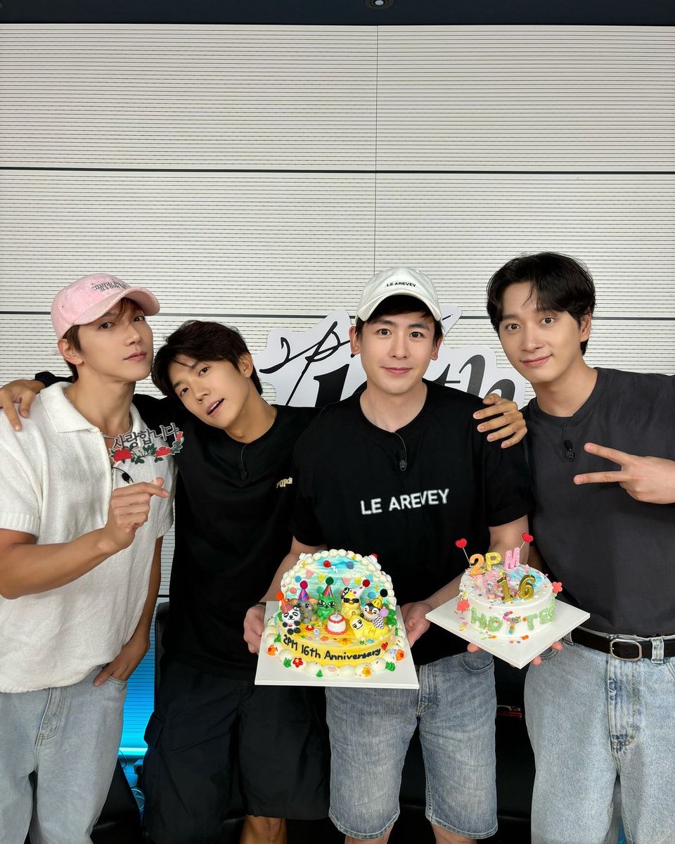 Kkorepo's tweet photo. 「#2PM」Jun. K ＆#ウヨン＆#ニックン＆#チャンソン、ケーキと一緒にポーズ…デビュー16周年を記念 
#Jun_K　
🔗https://t.co/cU8eDmLhYn https://t.co/efKcbO2owC