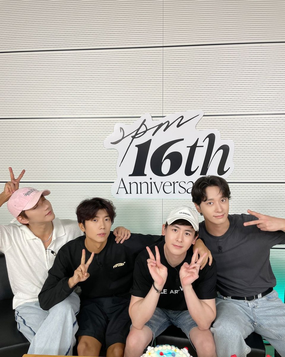 2PM」Jun. K ＆#ウヨン＆#ニックン＆#チャンソン、ケーキと一緒に