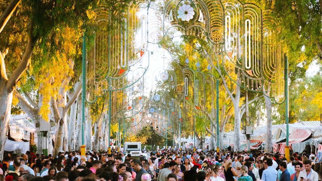 Este año, durante la feria, se llevará a cabo una prueba pionera en Andalucía y Extremadura para calcular el impacto de la huella de carbono en nuestra fiesta.
 Solo se tarda unos 10 segundos en hacerlo, y no recoge datos de carácter personal.
Participa: eventos.omawa.es/huelladecarbon…