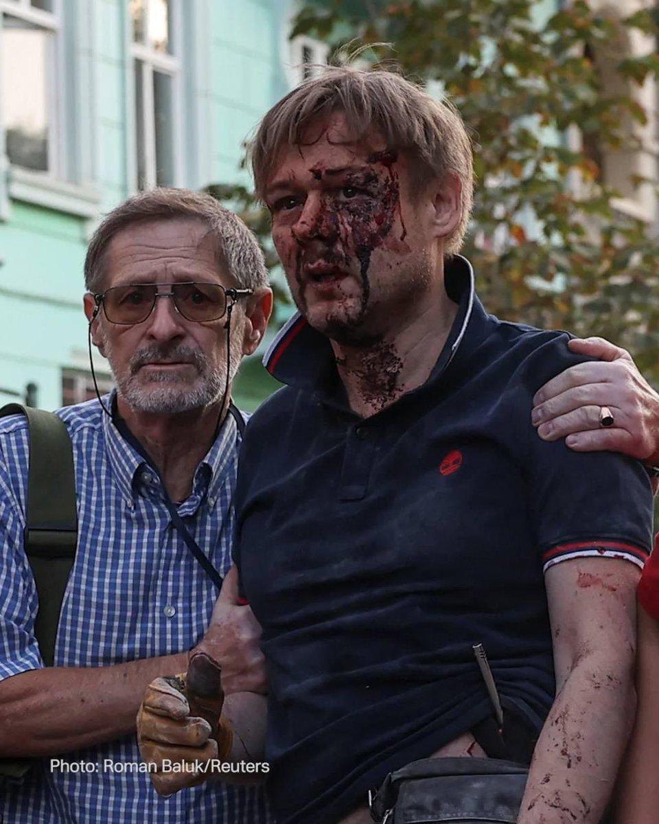 MaistroukV's tweet image. Questo giovane uomo di Lviv si chiama Jaroslav, ed i russi gli hanno trucidato la famiglia: la moglie Eugenia, le tre figlie Jaryna, Daryna ed Emilia. 
Ogni giorno che i politici non consentono di colpire gli obiettivi militari russi, ogni giorno di ritardo per ferie…uccide