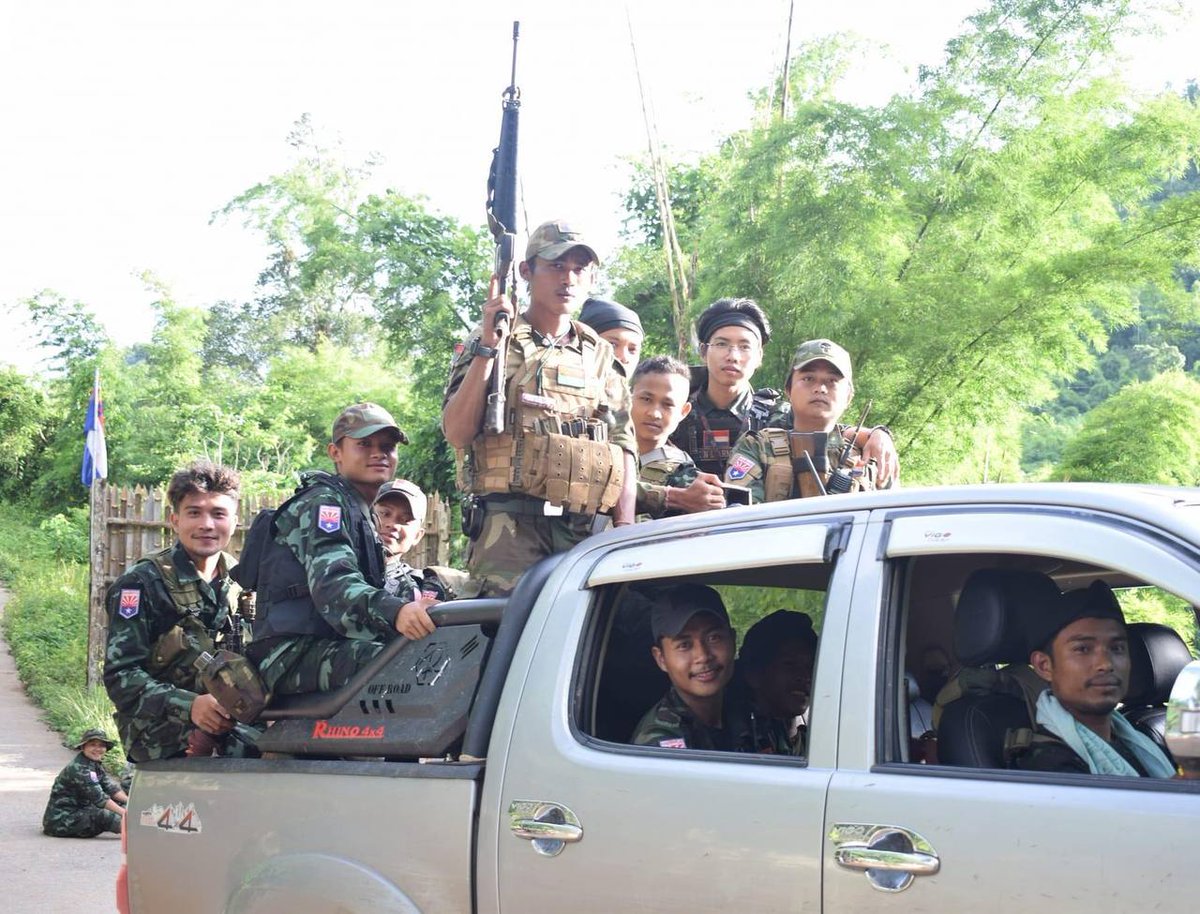 zawmoethant71's tweet photo. The clashes betw military council's troops & coalition forces led by #KNU are raging at strategic artillery hill of #SwelTal hill near the new city of #LaykayKaw, in #Myawaddy Twp Karen state.
https://t.co/dl91thf4yT
#2024Sep4Coup
#SanctionAviationFuel
#WhatsHappeningInMyanmar https://t.co/eNxUENVZdj