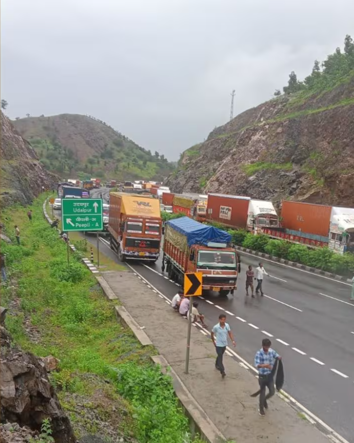 Traffic jam on Udaipur – Shamlaji section of National Highway 48