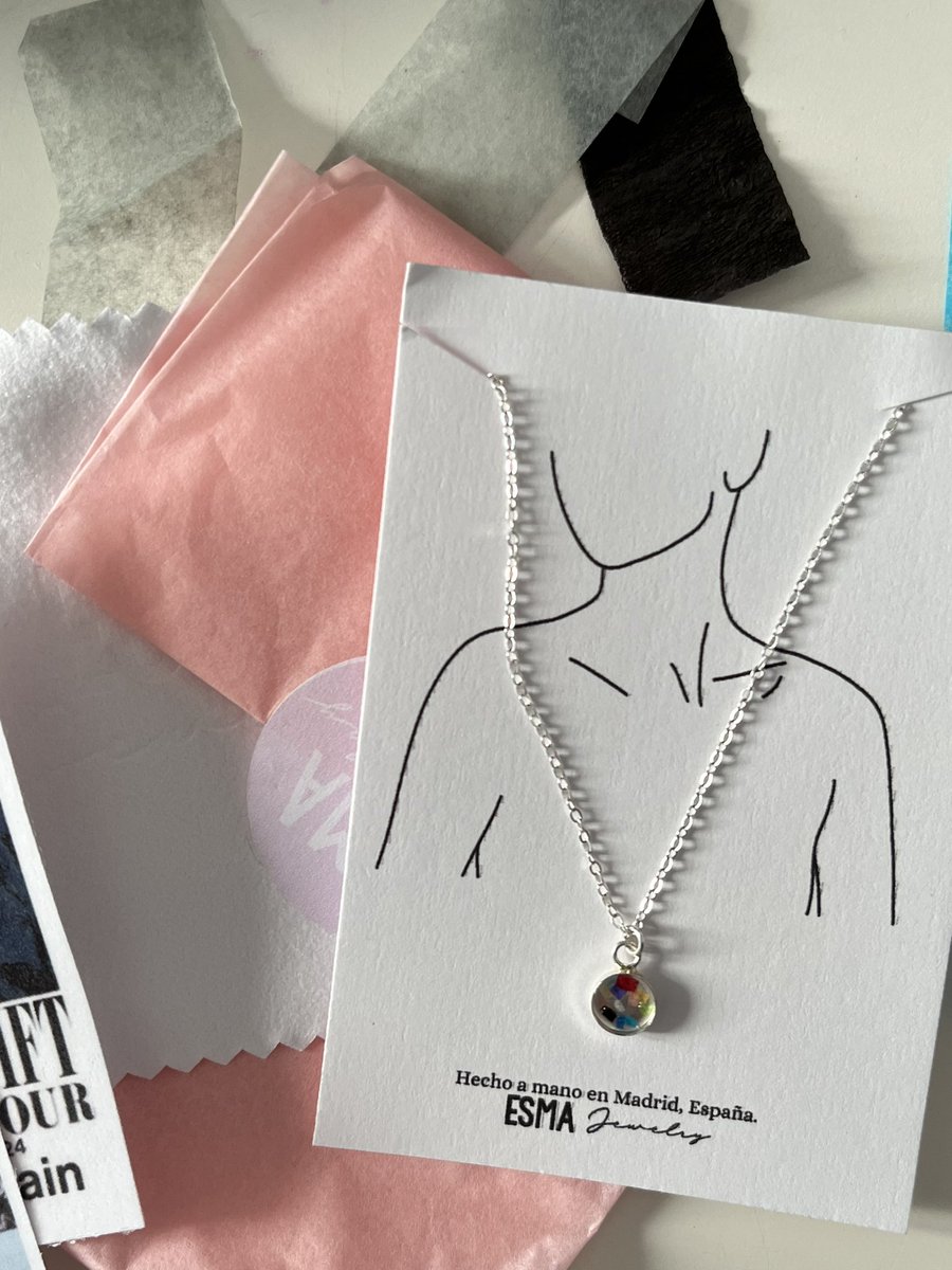 lfmltay's tweet photo. maría me ha regalado un collar que tiene confetti de la noche 2 del eras madrid 🥹🥹 https://t.co/cwpT28b0il