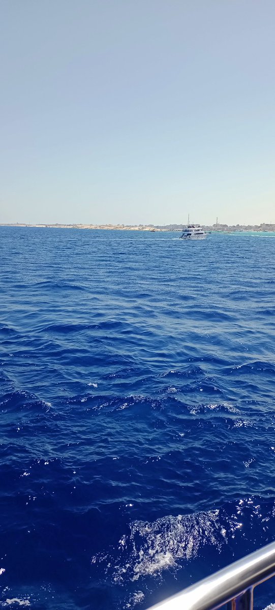 شايف البحر شو كبير كبر البحر بحبك..... تصورى