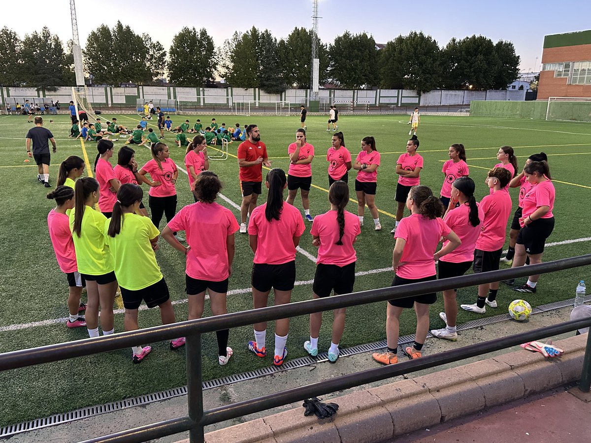 extremadurafem's tweet photo. 🟢⚪️⚫️ 𝗣𝗢𝗖𝗢 𝗔 𝗣𝗢𝗖𝗢 𝗩𝗔 𝗖𝗢𝗠𝗘𝗡𝗭𝗔𝗡𝗗𝗢 𝗟𝗔 𝗧𝗘𝗠𝗣𝗢𝗥𝗔𝗗𝗔 𝟮𝟰/𝟮𝟱

Comienzan los entrenamientos en cadete, comienza oficialmente la temporada.

También los equipos de la liga Regional, el A (primer equipo) y el B. https://t.co/P1lU04S4cS