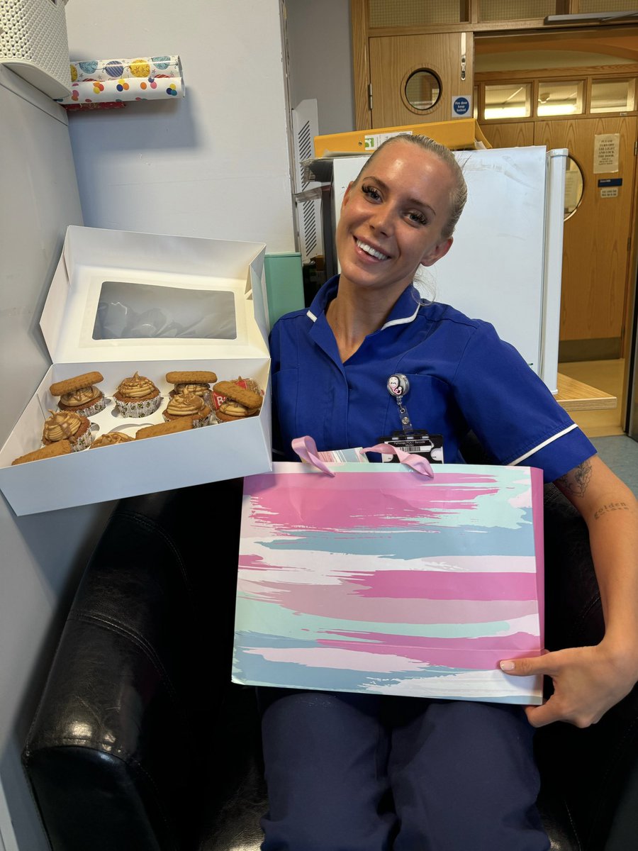 Ellie’s second to last shift on d33 before her secondment! 🙁 We are very sad to see her go but we wish her the best in her new role🩷 We will miss you very much! Enjoy the goodies 🌸🍰