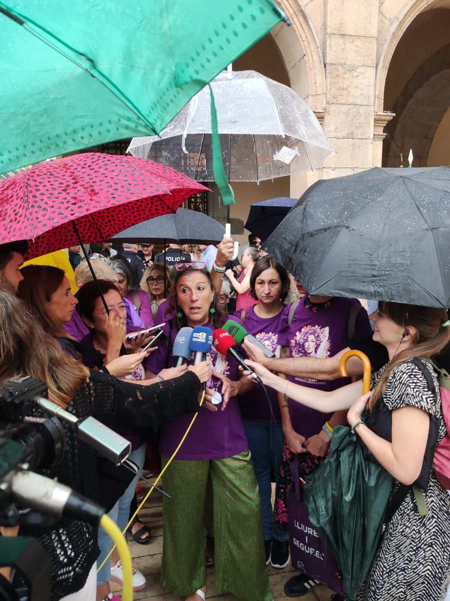 DonesIV's tweet photo. Mes de setembre, mes de dones. @IntersindicalV és concentra a Castelló per condemnar l’assassinat masclista d’una Dona
#NiUnaMás https://t.co/e6Cs90J21f