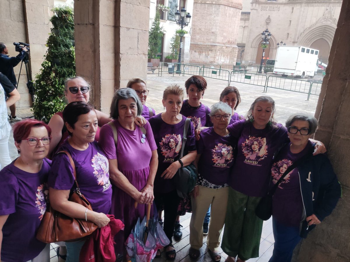 DonesIV's tweet photo. Mes de setembre, mes de dones. @IntersindicalV és concentra a Castelló per condemnar l’assassinat masclista d’una Dona
#NiUnaMás https://t.co/e6Cs90J21f