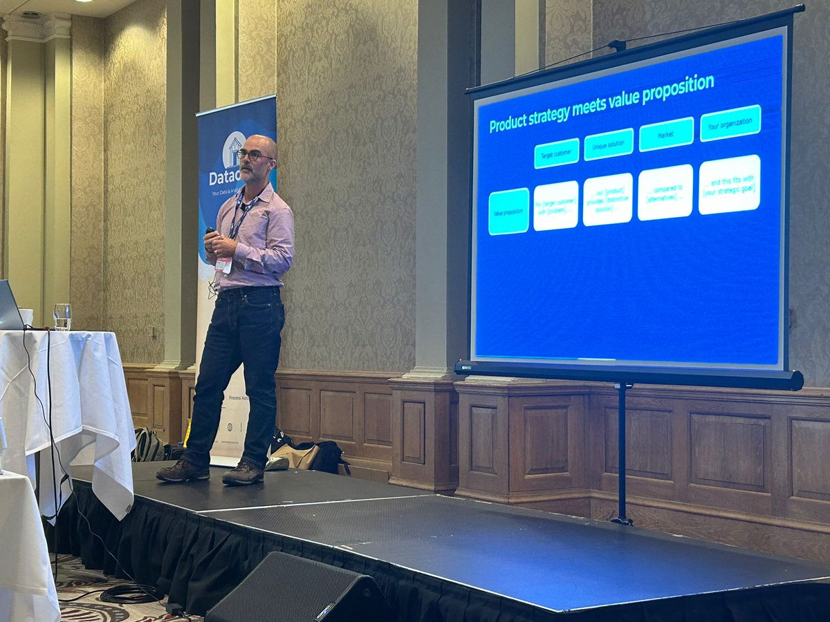Datacove1's tweet photo. Andrie De Vries from evening event sponsors @posit_pbc giving perhaps the least technical talk we've ever seen him give on product strategy #EARLConf #rstats #Python https://t.co/elZ3Nm61em