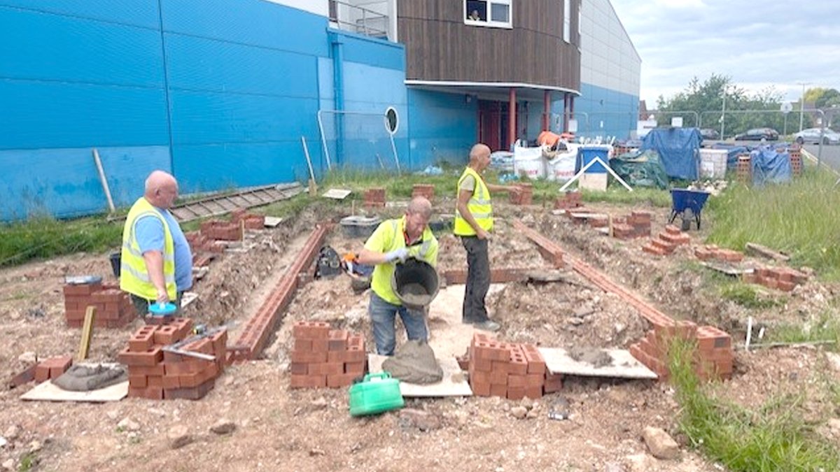 southandcitycol's tweet photo. Construction is coming along nicely! 👏🎉🚧
Thanks to funding from the Local Skills Improvement Fund, we have been creating two future-ready, eco-conscious houses on our own Bordesley Green campus. 👷👷♀️
#LSIF #Construction #SkillsTraining #SkillsWMW #SCCB #Southandcitycollege https://t.co/152AZSveKr