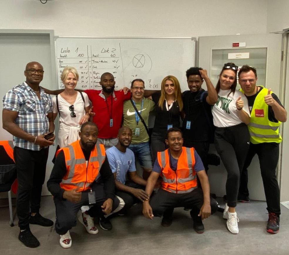 🥳 Betriebsratswahl deutlich gewonnen im Amazon Verteilzentrum DBE1 in Berlin Tegel.

100 Stimmen für unsere ver.di Liste (5 BR Mitglieder von 7 ) 
🎉🎊🥳