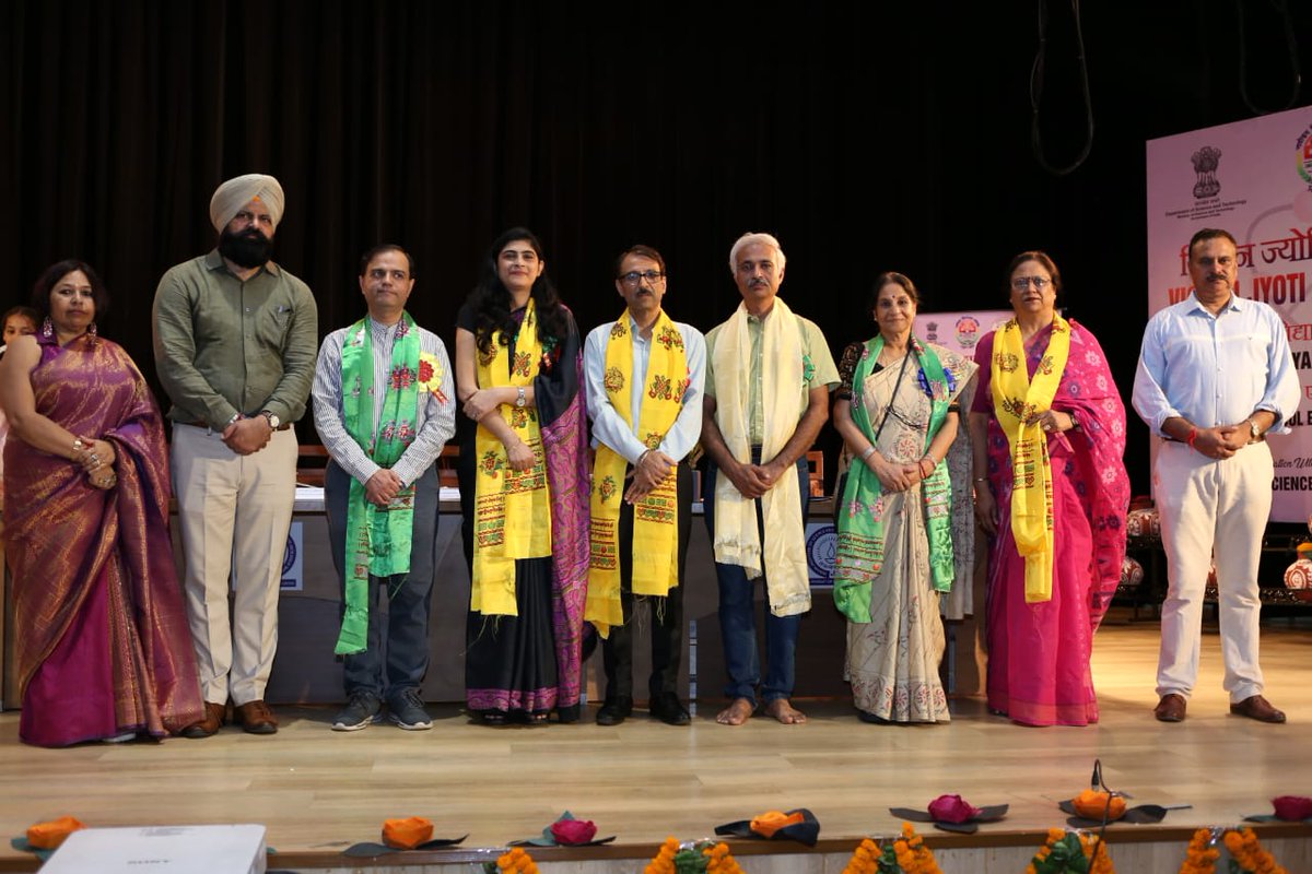 IndiaDST's tweet image. During inaugural session, Prof. Rajesh Kumar Bhatia, PEC, Chandigarh; Prof. Aparna Dixit, JNU, New Delhi & Capt. Teena Dhir, DC, NVS shared valuable insights on empowering girls in #STEM Education.
@karandi65 @VandanaDST @NVS_HQ @JyotiVigyan @IiserMohali