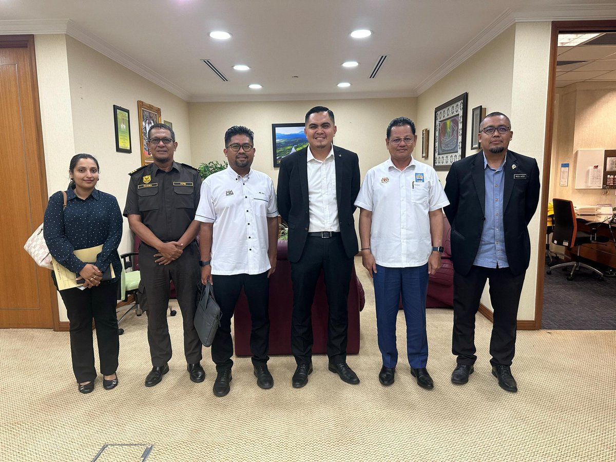 azman1505's tweet photo. 4 September 2024, Putrajaya, kunjungan dari YB Datuk Dr Muhamad Akmal Saleh
Exco Kemajuan Desa, Pertanian dan Keterjaminan Makanan Negeri Melaka. Perbincangan menjurus kepada pembukaan ladang benih padi varieti MR297 di Melaka. https://t.co/dNtjsvupuZ