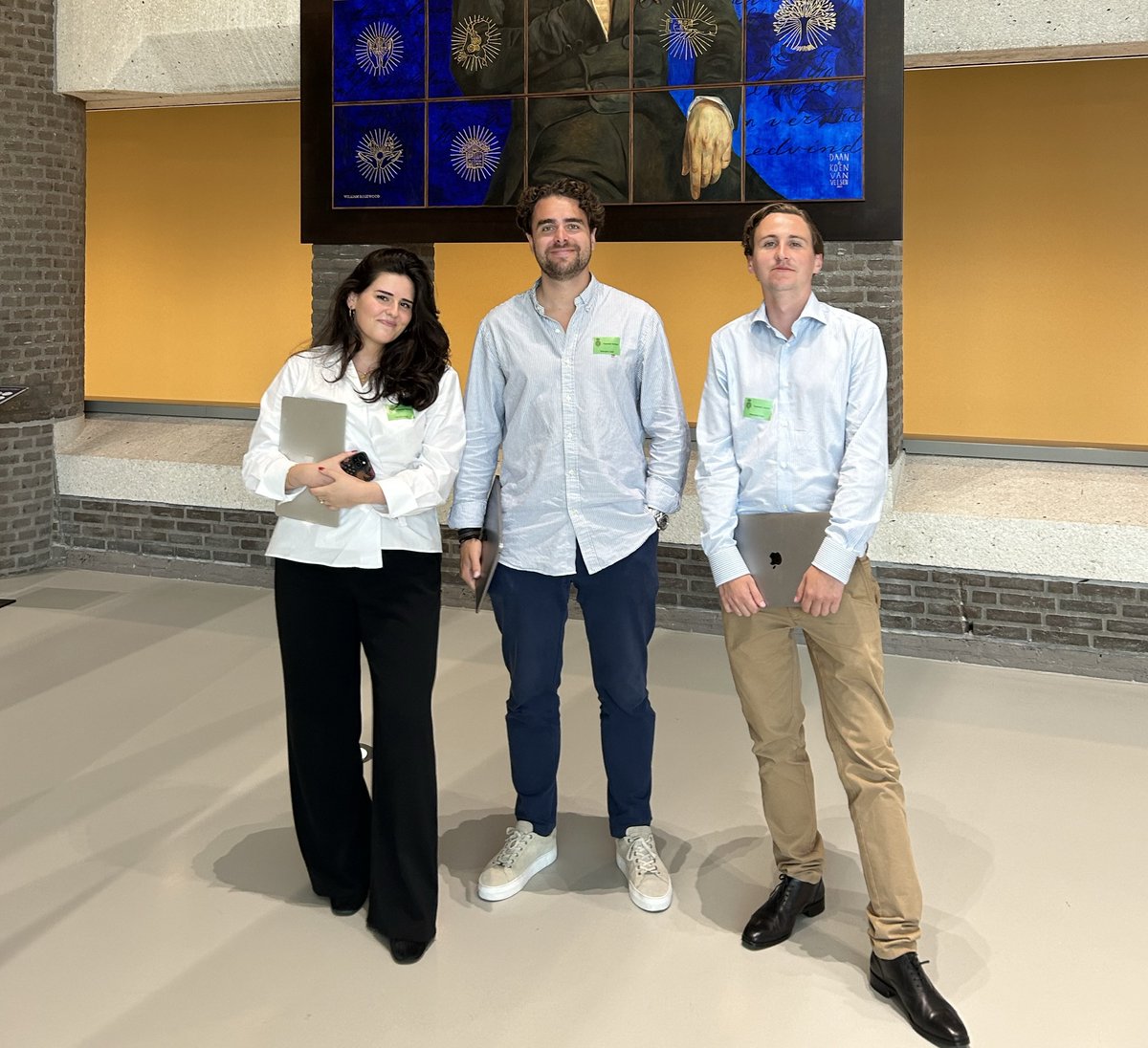 Gisteren gingen onze stagiairs voor het eerst naar de Tweede Kamer voor het vragenuurtje en de regeling van werkzaamheden. Want, hoe leer je beter dan door het zelf te ervaren? Een goed begin van het politieke jaar! We kijken uit naar de samenwerking met Sofia, Wieger en Casper