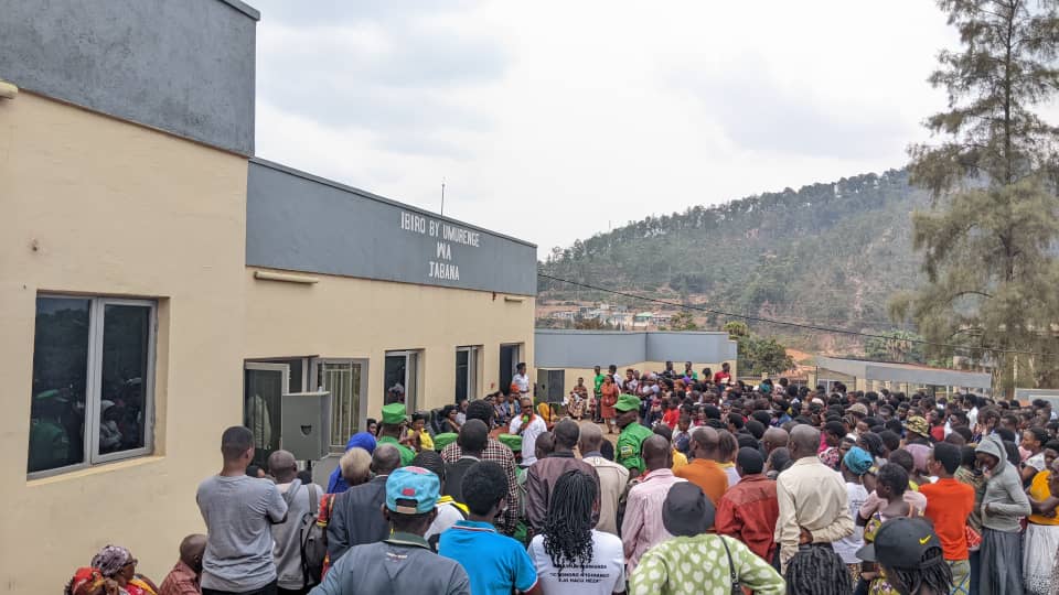 jabanasector's tweet photo. @jabanasector hatangijwe ubukangurambaga bw'isuku #OperationTwanze_Ibiciriritse igikorwa cyaranzwe n'umuganda udasanzwe,  Urugendo ( Cleaning parade) cyabanjirijwe n'ikiganiro ku kugira isuku Umuco mu murenge wa  Jabana. #ISUKU_MU_ISIBO

@Gasabo_District
@CityofKigali https://t.co/PsHcIW6icv