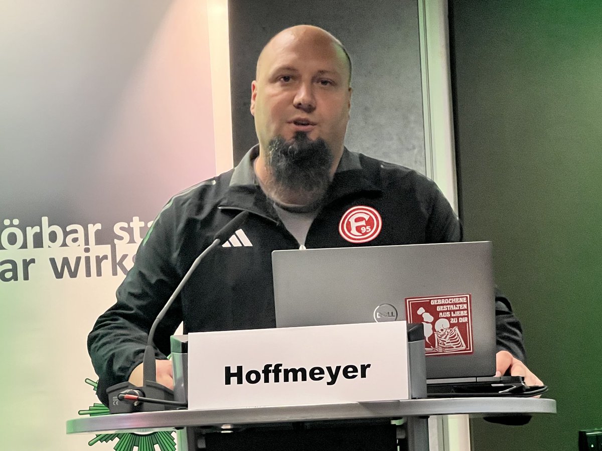 Uwe Proll (@prolluwe) on Twitter photo Fans,Ultras,Hooligans,Konflikte,Gespräch mit Polizei,Prügel mit gegnerischen Ultras,interne Konflikte zwischen Rechten und Linken.Unübersichtlich sagt Dominik Hoffmeyer ,Fortuna Düsseldorf ,auf dem Polizeitag.<a href="/BehoerdenNews/">Behörden Spiegel</a> <a href="/f95/">Fortuna Düsseldorf</a> <a href="/IM_NRW/">Ministerium des Innern des Landes NRW</a> <a href="/gdp_nrw/">GdP NRW</a> Fans,Ultras,Hooligans,Konflikte,Gespräch mit Polizei,Prügel mit gegnerischen Ultras,interne Konflikte zwischen Rechten und Linken.Unübersichtlich sagt Dominik Hoffmeyer ,Fortuna Düsseldorf ,auf dem Polizeitag.<a href="/BehoerdenNews/">Behörden Spiegel</a> <a href="/f95/">Fortuna Düsseldorf</a> <a href="/IM_NRW/">Ministerium des Innern des Landes NRW</a> <a href="/gdp_nrw/">GdP NRW</a>