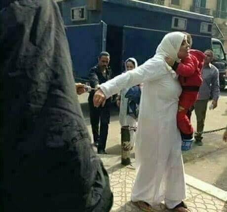 Mısır'da idam edilmeye götürülürken minicik yavrusuna son kez tek eliyle sarılabilen şu kelepçeli anne gibi binlerce mazlumun katili despot Sisi'nin yollarına kırmızı halılar sermek,

Daha süt çağında annesiz kalan şu yavruların acısına ihanettir!

#katilsisidefol