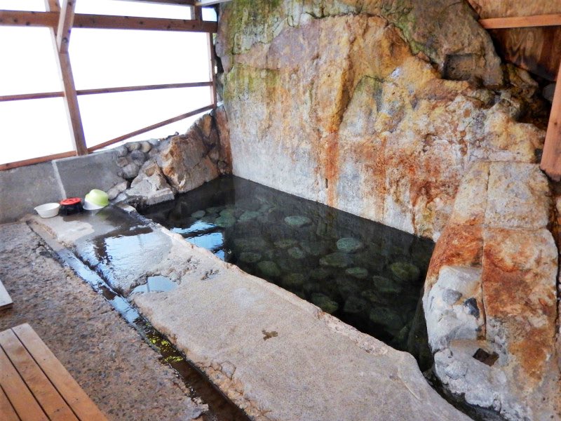 Yu_Yu_sanbi's tweet photo. 木賊温泉　岩風呂

福島県南会津町宮里湯ノ坂１９８６

料金:300円（混浴）

福島県・南会津町の木賊（とくさ）温泉にある共同浴場
西根川沿いというか、川っぺりに作られた湯小屋は台風や大雨で何度も流されています🌀🌀
全国的にも珍しい足元湧出の露天風呂で、ほのかに硫黄が香る湯は絶品です😊（続 https://t.co/BVqqW7R9Ce