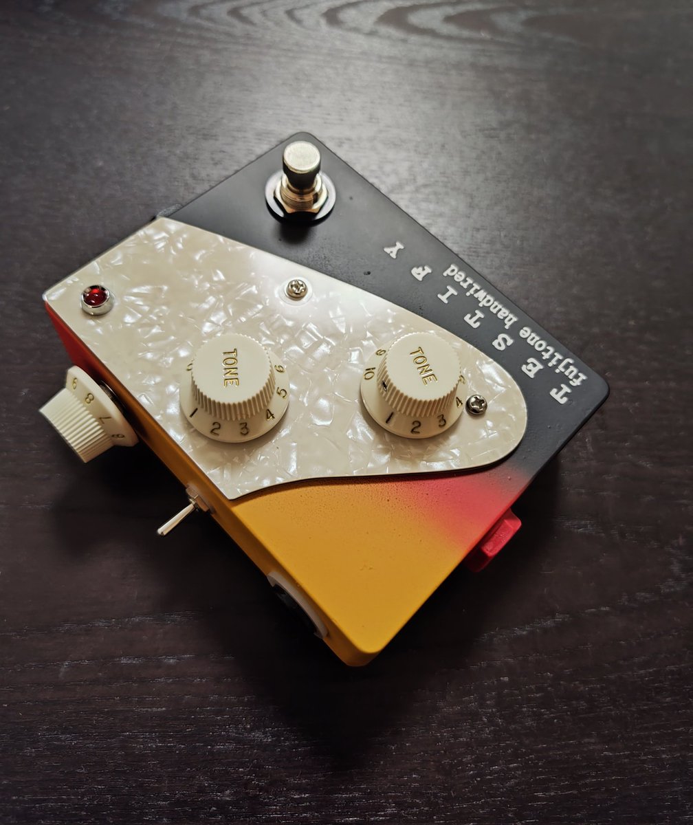 FujitoneDIY's tweet image. 構想から10ヶ月。ようやく完成しました！パーツの選定、加工、実験等かなり時間がかかりましたが最初に頭にあったものをほぼその通りの形にする事が出来ました。肝心の音も狙った所が出せて一安心です。
後はこれを渡しに行くのみ！
#fujitonehandwired
#sticonic
#testify
#ピエールジノリモデル