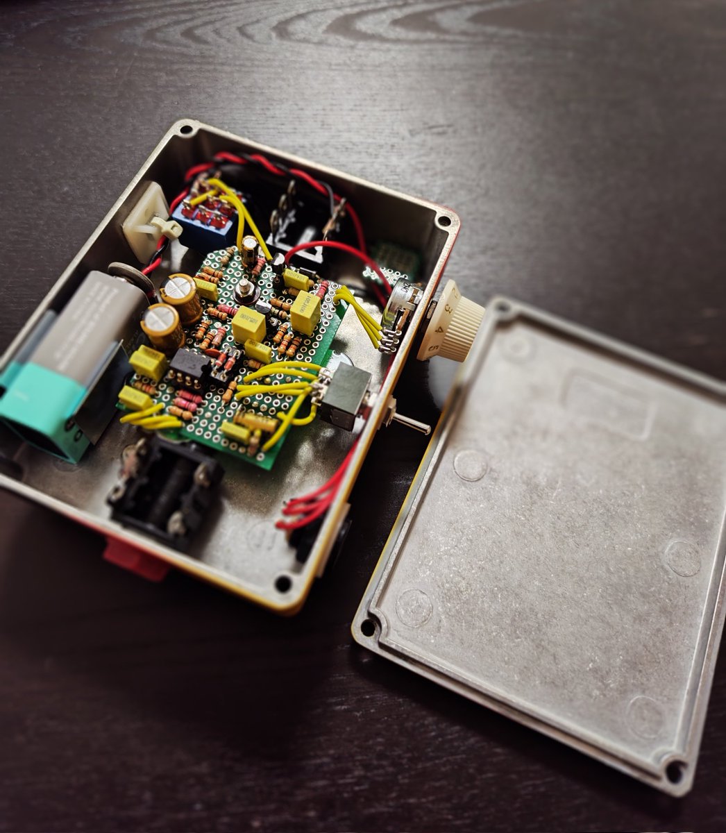 FujitoneDIY's tweet image. 構想から10ヶ月。ようやく完成しました！パーツの選定、加工、実験等かなり時間がかかりましたが最初に頭にあったものをほぼその通りの形にする事が出来ました。肝心の音も狙った所が出せて一安心です。
後はこれを渡しに行くのみ！
#fujitonehandwired
#sticonic
#testify
#ピエールジノリモデル