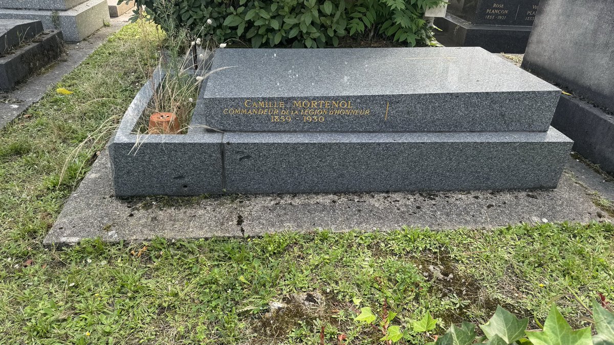 ClaudeRibbe's tweet photo. Au cimetière de Vaugirard, dans l’indifférence et l’oubli, repose Camille Mortenol, le polytechnicien de la #Guadeloupe, fils d’esclave, né à #PointeàPitre, qui sauva Paris de la destruction (1915-1918). Les vrais héros français ne sont pas ceux que l’on dit #esclavage #outremer https://t.co/hxAY8RY0E5