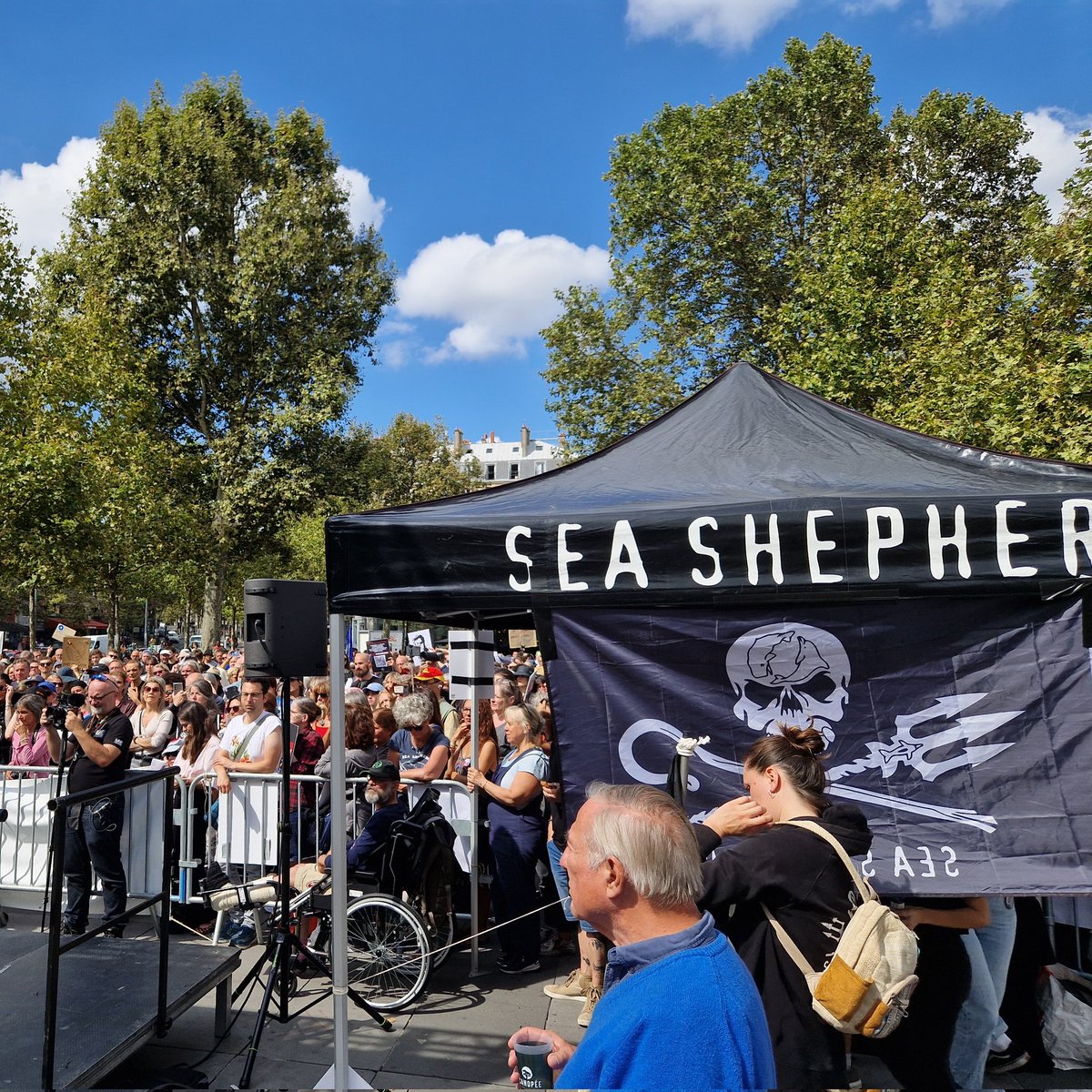 yjadot's tweet image. Être aujourd&apos;hui aux côtés de @SeaShepherdFran pour la libération de Paul Watson, c&apos;est être aux côtés de chaque militant•e écologiste qui partout défend l&apos;environnement. C&apos;est faire du vivant une priorité absolue.
Emprisonner et potentiellement extrader Paul Watson c&apos;est…