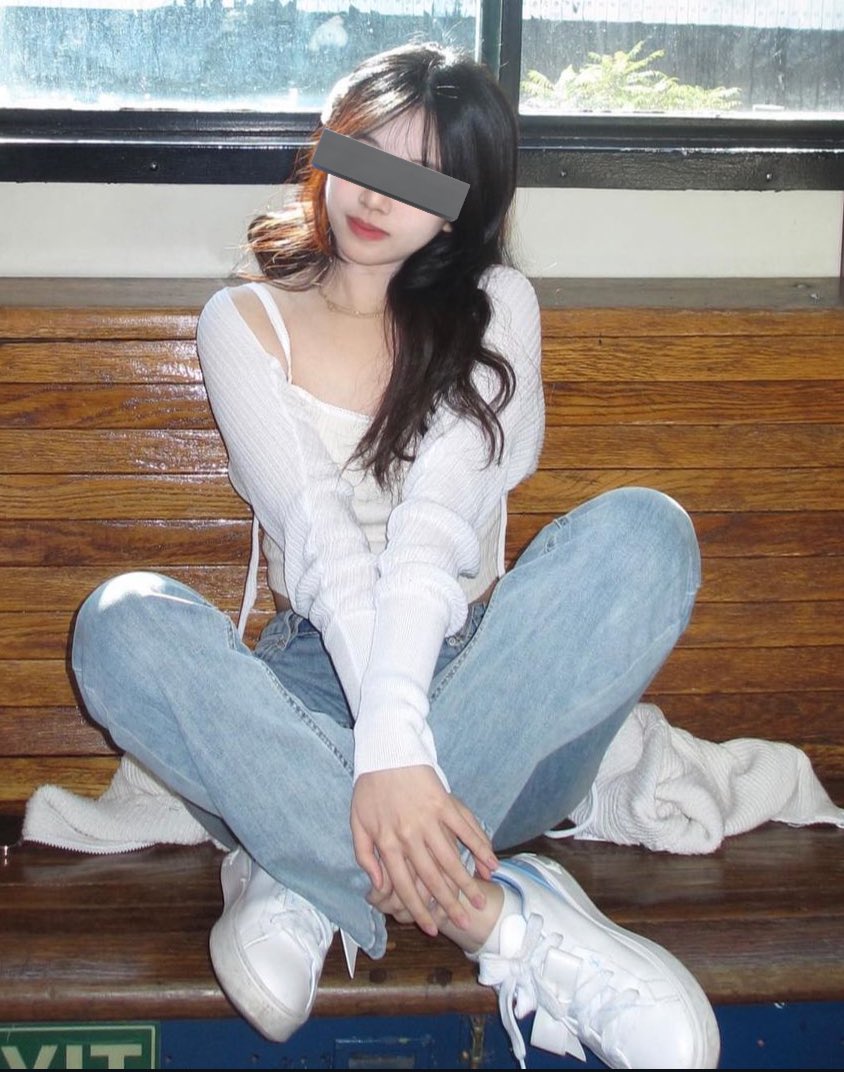 海外留学生同好投稿分享，极品台湾留学生小姐姐，趁去她宿舍玩，直接射满lv小骚鞋，顺便带走几双没洗的酸香白袜，射完之后一周内pyq穿着鞋发了两次。 @jwickbman https://t.co/W1vlXbmYCo