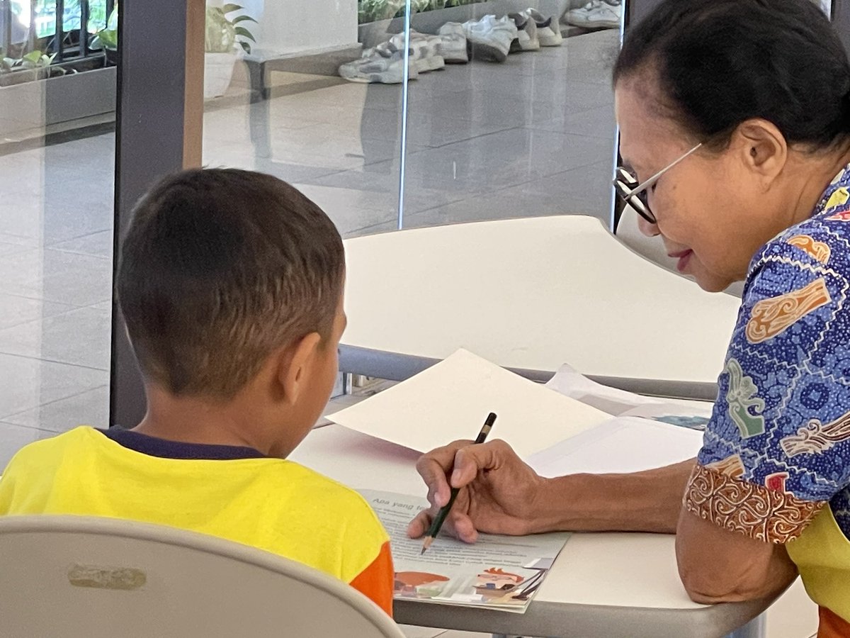 Ver los colegios en marcha llenan el corazón de agradecimiento. Nazaret en Ende, isla de Flores, colegio en marcha, profesores comprometidos y religiosas dando sentido a la llamada de Dios #NazaretFamilia