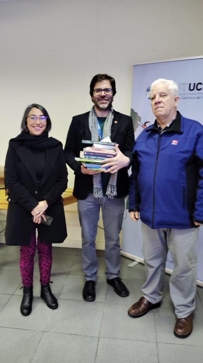 En su visita a Talca, el gran <a href="/EGudynas/">Eduardo Gudynas</a> nos dejó de regalo muchos libros sobre #ecología, #transición y #extractivismo en América Latina para nuestra pequeña biblioteca autogestionada ❤️ ¡Mil gracias! 😊 Ya están disponibles para consulta y préstamo 😍 #sociologiaucm