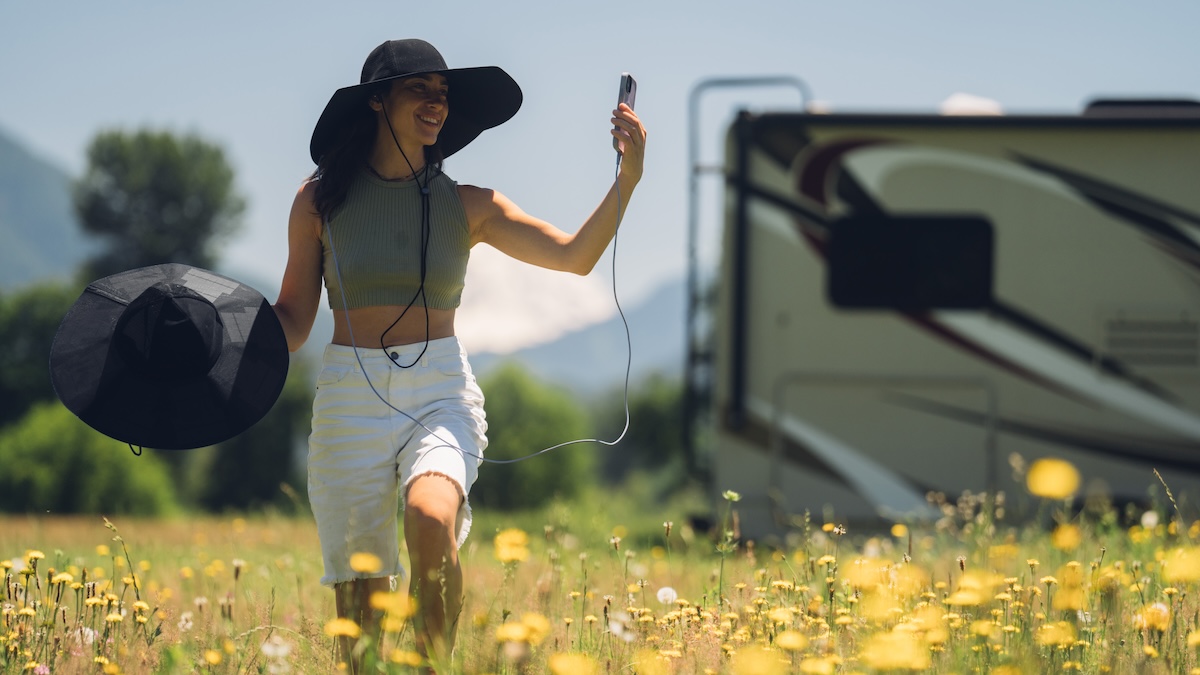 Stell dir vor, du wanderst in der Sonne und kannst dabei dein Smartphone oder andere Geräte aufladen. Mit dem neuen Solarhut „Power Hat“ von EcoFlow wird das Realität: lilligreen.de/solarhut-eine-… #Solar #Outdoor #Ladegeraet #Wearable #Gadget #Hut #Design