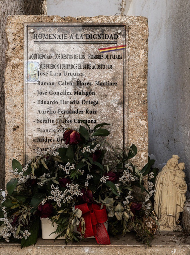 Un grupo interdisciplinar de la <a href="/CanalUGR/">Universidad Granada</a> inicia los trabajos de exhumación de víctimas del franquismo en el Cementerio Municipal de Padul

👉Tercera intervención en un espacio en el que ya se han recuperado los cuerpos de cinco personas asesinadas:
elindependientedegranada.es/ciudadania/gru…