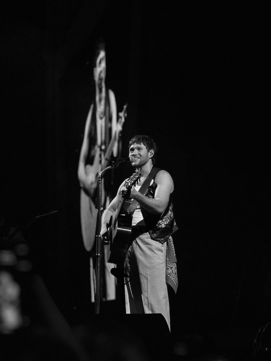 IsaWijnschenk's tweet photo. He looks so happy on stage π₯Ή
#TSLOTLondonN2 #TSLOTTheO2 @niallontours https://t.co/cDM5LZuAvT