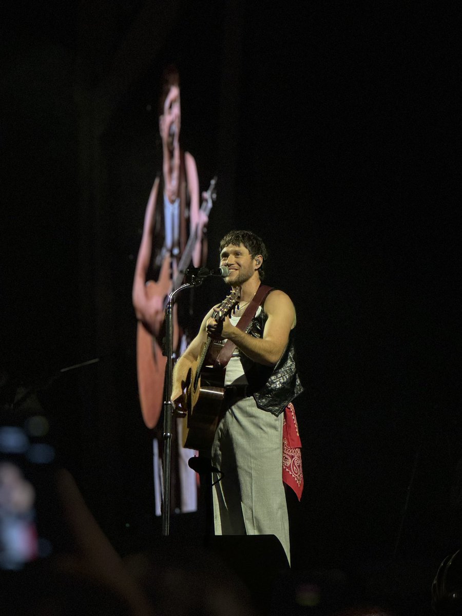 IsaWijnschenk's tweet photo. He looks so happy on stage π₯Ή
#TSLOTLondonN2 #TSLOTTheO2 @niallontours https://t.co/cDM5LZuAvT