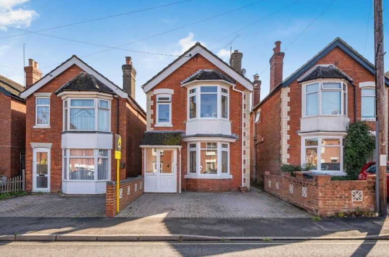 The recent Base Rate reduction by the Bank of England to 5% has given a boost to the housing market. Real-time data shows a positive impact on home-mover activity. buff.ly/4cAmMGS  🏡 #housingmarket #interestrates