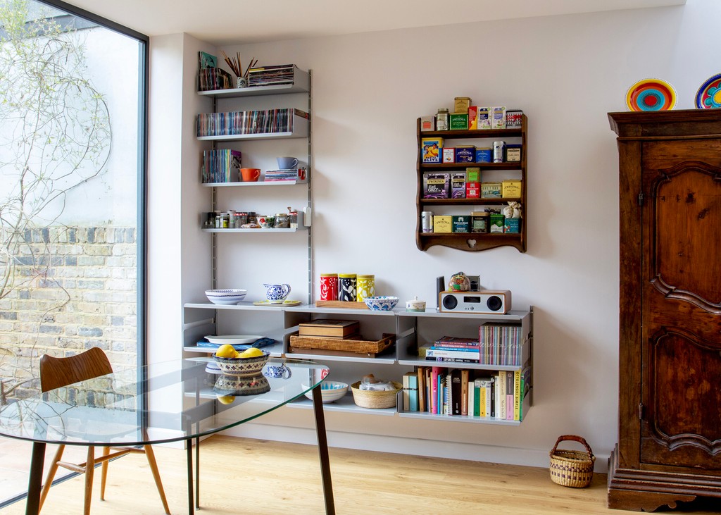 An L of a shelving system

Silver 606 shelves neatly mounted in a bright corner of a customer’s London home. Note how the third row of shelves from bottom have been inverted to form an uninterrupted, continuous top-surface. 

Plan your own 606 system at: vitsoe.com/606