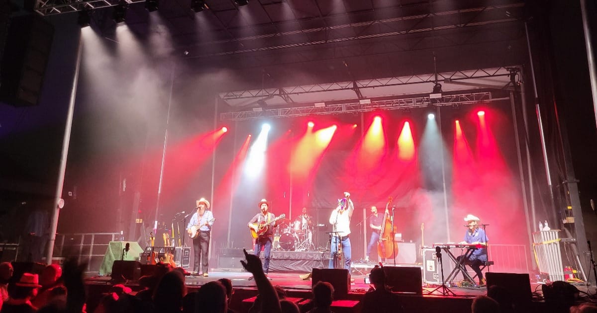 petdekat's tweet photo. Old Crow Medicine Show Close 26th Offering of Rhythm &amp; Roots Festival https://t.co/tOxxTcnX3e https://t.co/oJPykPJpFS