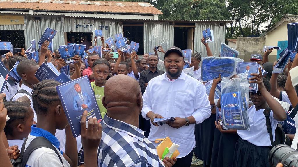 5 Milles cartons des cahiers, 5 Milles sacs, dont de l'Excellence Monsieur le Vice Ministre de la justice et contentieux international  <a href="/SamuelMbemba4/">Maître Samuel MBEMBA KABUYA TANDA</a> , aux élèves orphelines de camp Luka.

Celui qui donne aux orphelins, prêté à Dieu.