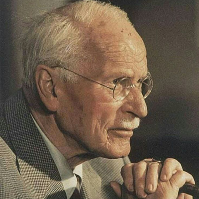 CARL JUNG. 

Psiquiatra y psicólogo suizo pionero en la comprensión de la mente humana y su conexión con lo espiritual.

Considerado uno de los psicólogos más importantes del siglo XX.

15 frases que te harán criticar varios aspectos de la vida: