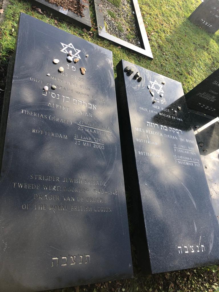 rafaeldahan's tweet image. MIJN OUDERS  🧑‍🤝‍🧑

Mijn vader vocht in het Britse leger. Hij werd geboren in Tiberias (destijds het Britse mandaat Palestina), hij was strijder van de Jewish Brigade tijdens de Tweede Wereldoorlog 1940-1945 en drager van &quot;The Order of the Royal British Legion&quot; en verkreeg het…