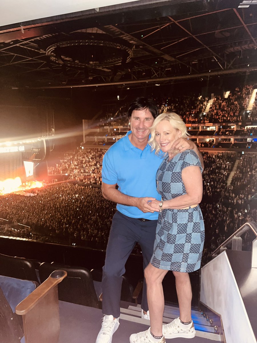 PeteGriffiths10's tweet image. Fab time at the #o2arena watching @NiallOfficial with the wife