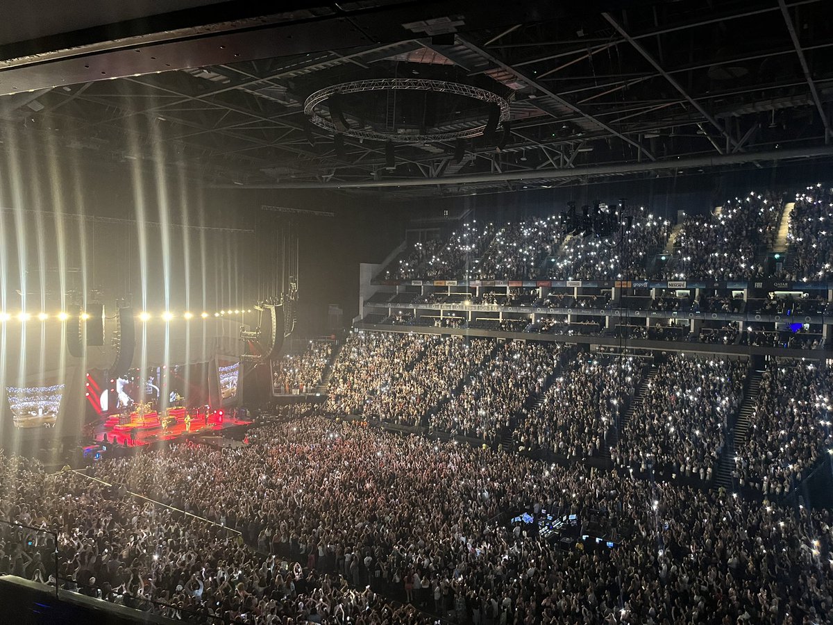 PeteGriffiths10's tweet image. Fab time at the #o2arena watching @NiallOfficial with the wife
