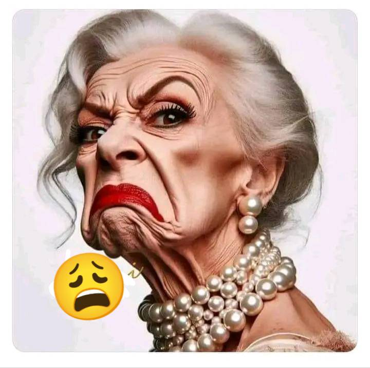 LunaGitana0333's tweet photo. La Lotería:
Una mujer quería comprar un número de lotería, pero estaba indecisa sobre qué números elegír, así que va al vendedor de lotería y le pregunta:
- Mire, quiero jugar a la Lotería, pero la verdad es que no sé cómo elegír los 5 números, a lo mejor usted me puede ayudar?
- Claro, como no - responde el joven y a la vez le pregunta:
- Por ejemplo, dígame. ¿Cuántas veces ha salido usted del país?
- Cuatro veces.
- Perfecto, ese es su primer número, el 4. Ahora dígame ¿Cuántos hijos tiene?
- 2 hijos.
- Ok, ese es su segundo número. ¿Y cuántos libros ha leído este año?
- 5 libros.
El joven anota.
- Ahora cuénteme, ¿Cuántas veces al mes tiene intimidad con su marido?
- Oiga pero, eso es muy personal, ¿no cree?
- Bueno, ¿quiere o no ganar la lotería?
- Bueno bueno,... 2 veces al mes.
- Ok. Y ahora que ya entramos en confianza, dígame:
¿Cuántas veces en su vida le ha puesto los cuernos a su marido?
- Perdone joven, pero sepa que... ¡Yo no soy de esas mujeres sueltas...!
- Está bien, está bien, no se enoje - le dice el joven - Eso quiere decir que cero veces. Ya lo tengo, su número es el: 42520
Efectivamente la mujer compra la serie completa y al día siguiente lo primero que hace es mirar el periódico y encuentra que el número ganador del premio es el: 42527 
Y grita:
- ¡Eso me pasa por mentirosa!
