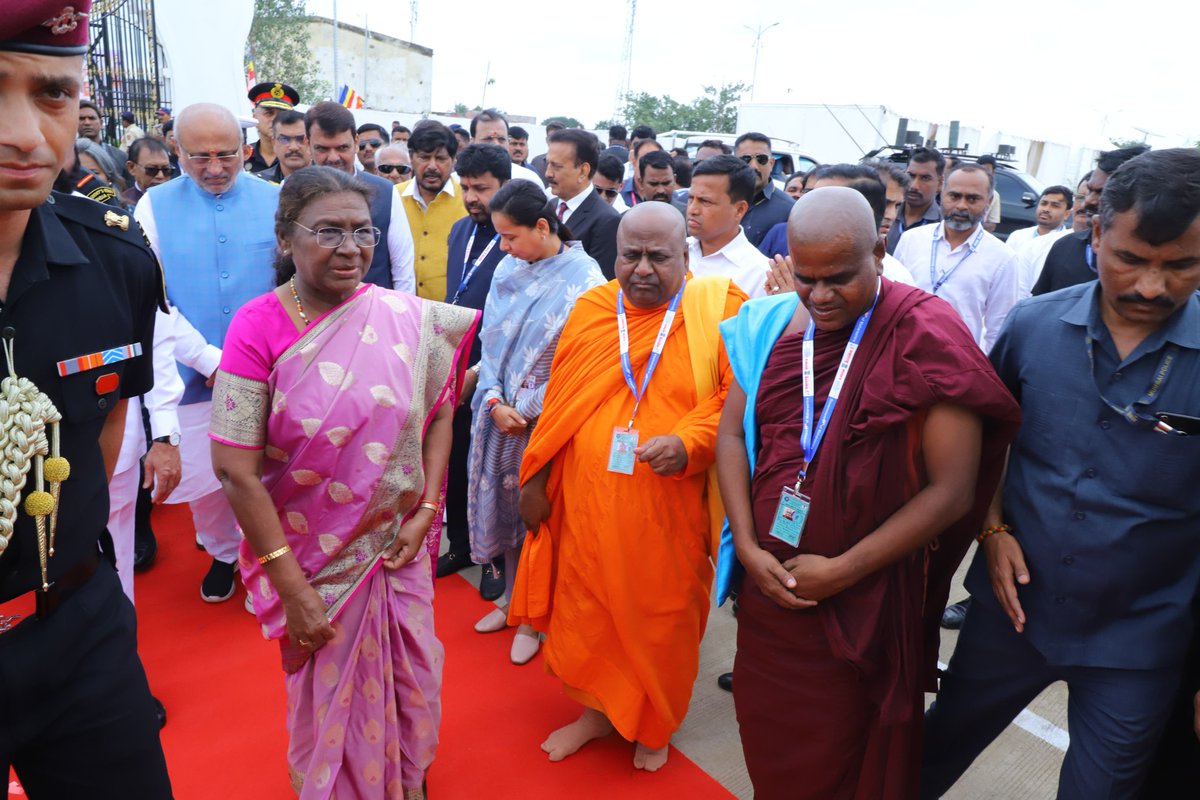 भारताच्या महामहीम राष्ट्रपती मा. द्रौपदी मुर्मूजी यांचे ऐतिहासिक उदगीर नगरीतील नवनिर्मित विश्वशांती बुद्ध विहाराचे लोकार्पण आणि महिला सशक्तीकरण अभियानांतर्गत विविध योजनांच्या लाभार्थ्यांच्या सन्मान सोहळ्यासाठी आगमन झाले असता, त्यांचे मन:पूर्वक व आनंदाने स्वागत केले.