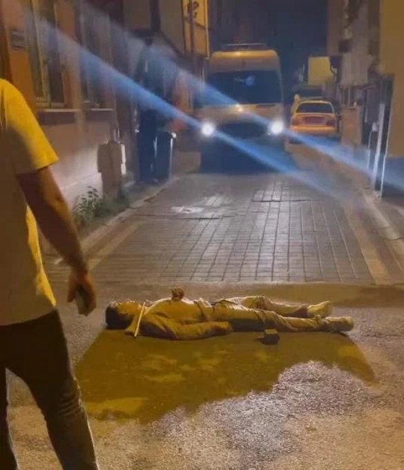 #Suriyeli isen geziyorsan, gülüyorsan, çalışıyorsan, hatta nefes alıyorsan göze batarsın.

14-15 yaşında Türkiye’ye gelmiş, babası 8 senedir Esed’in zindanlarında mahkum, o da çalışarak ailesini geçindirmeye çalışıyordu.

ırkçı itleri tarafından sebepsizce katledildi